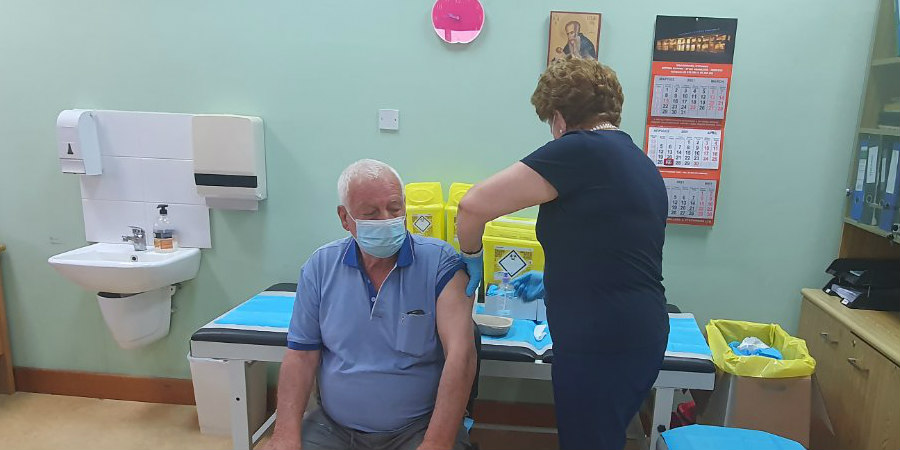 Έκπληκτοι πολίτες που πήγαν για εμβολιασμό στην Λεμεσό - Η Γιαννάκη σε ρόλο νοσηλεύτριας τους έκανε το εμβόλιο - ΦΩΤΟΓΡΑΦΙΕΣ 