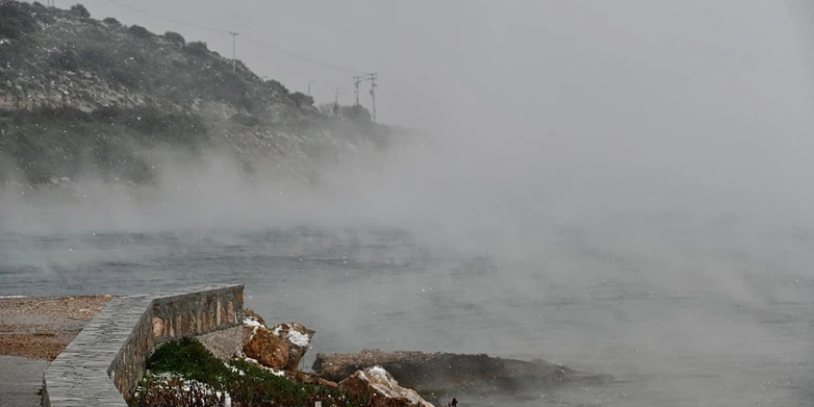 Εντυπωσιακές εικόνες στην Ελλάδα : Η θάλασσα βγάζει καπνούς - Πώς δημιουργείται το φαινόμενο