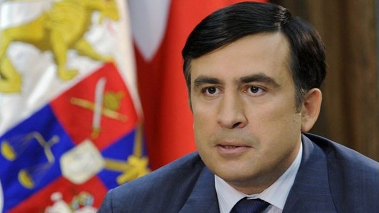 Ο πρώην πρόεδρος της Γεωργίας απειλούσε να πέσει από ταράτσα μετά από έφοδο της αστυνομίας  - ΒΙΝΤΕΟ 