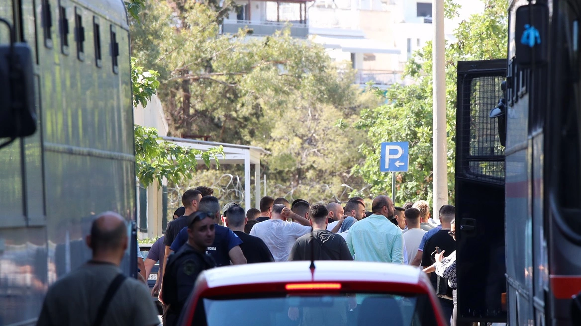 Ελεύθεροι υπό όρους οι 25 από τους 74 συλληφθέντες για τους πυροβολισμούς έξω από το γήπεδο του Παναθηναϊκού