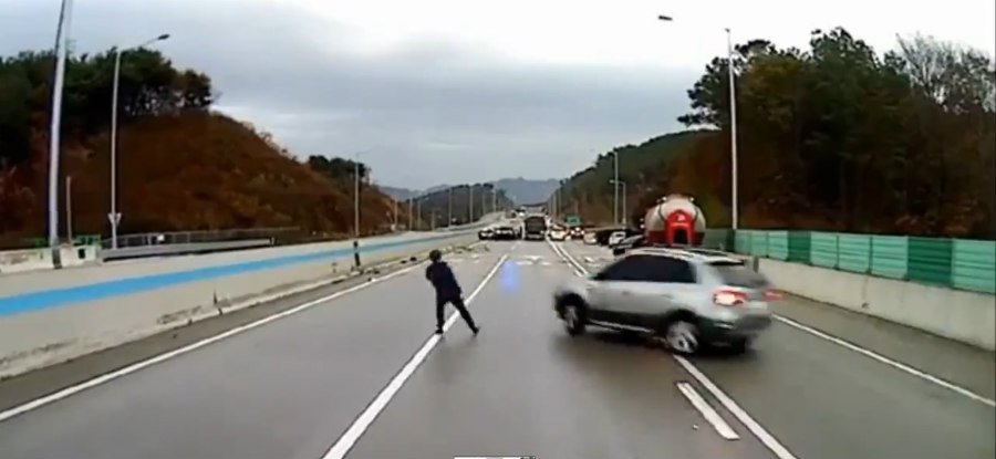  Τύχη βουνό - Άνδρας προσπαθεί να αποφύγει διερχόμενα οχήματα σε παγωμένο δρόμο – VIDEO