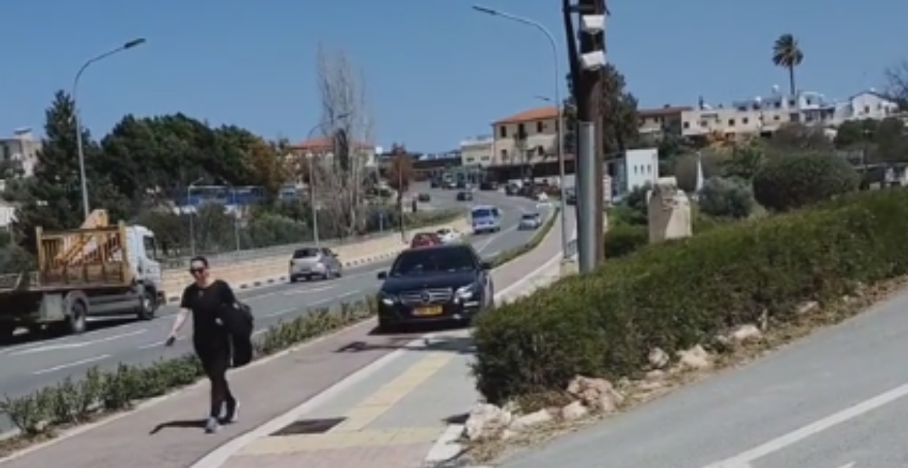 Εκνευρισμό προκαλεί οδηγός ταξί στην Κύπρο που οδηγούσε πάνω στον ποδηλατόδρομο - Καταγγέλθηκε εξωδίκως - Βίντεο