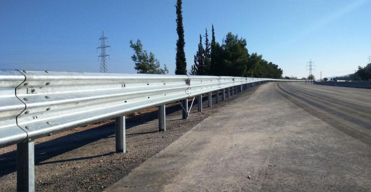 Εικόνες σοκ από την Κοφίνου: Διαλυμένα αυτοκίνητα και απίστευτο κομφούζιο στον αυτοκινητόδρομο εν μέσω βροχής