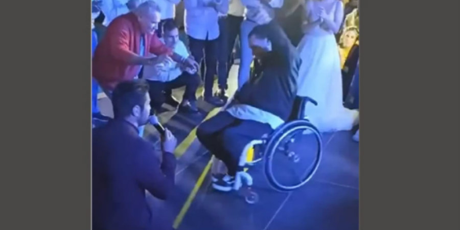 Συγκινητικό βίντεο από τον Τσαλίκη: Άντρας σε αναπηρικό χορεύει ζεϊμπέκικο σε γάμο την ώρα που τραγουδά