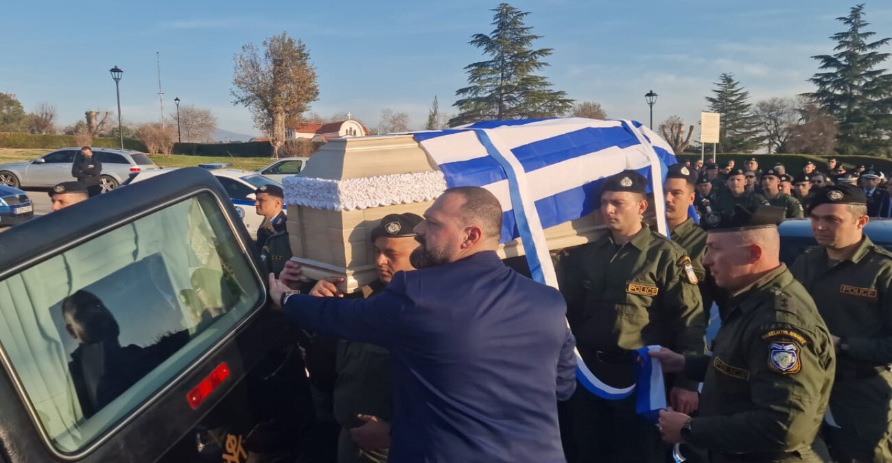 Θρήνος στην κηδεία του 31χρονου αστυνομικού, Γιώργου Λυγγερίδη: «Αθάνατος» φώναξαν στην ταφή του - Δείτε βίντεο