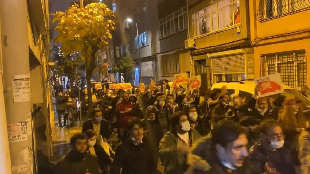 Βγήκαν στους δρόμους οι Τούρκοι - Ζητούν παραίτηση Ερντογάν - BINTEO 