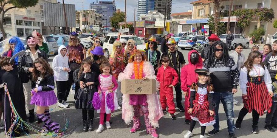 Καρναβαλίστικη παρέλαση με αυτοκίνητα στη Λεμεσό: Μηνύματα αισιοδοξίας στέλνουν οι πολίτες