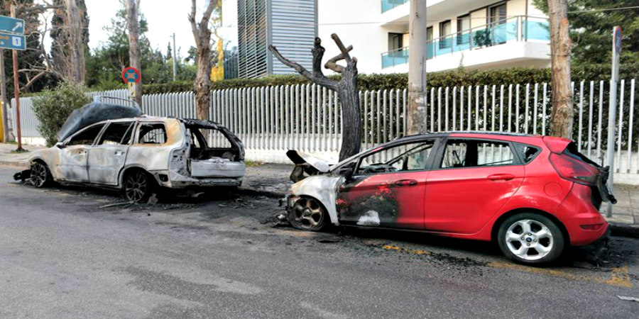 ΣΤΡΟΒΟΛΟΣ: Έκαψαν οχήματα δεσμοφυλάκων – Εκκενώθηκε πολυκατοικία