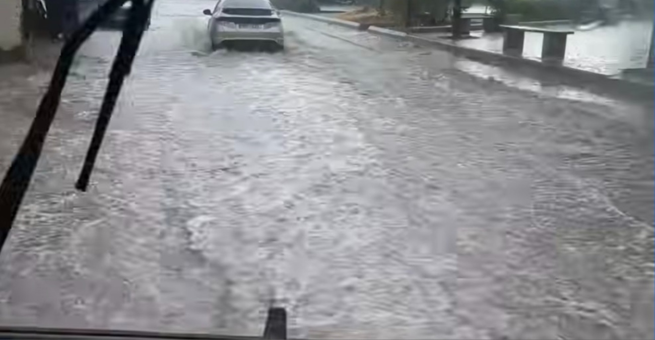 Λάρνακα: Καταστήματα στην Ερμού «πνίγηκαν» μετά την κακοκαιρία – Τα βάζουν με την Μητρόπολη Κιτίου οι καταστηματάρχες