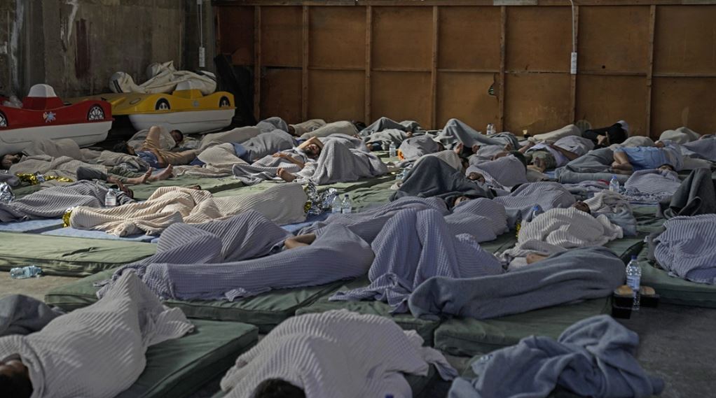 Ναυάγιο στην Πύλο: «Υγρός τάφος» η Μεσόγειος - Περίπου 600 μετανάστες στο σκάφος που βυθίστηκε, γυναίκες και παιδιά στα αμπάρια