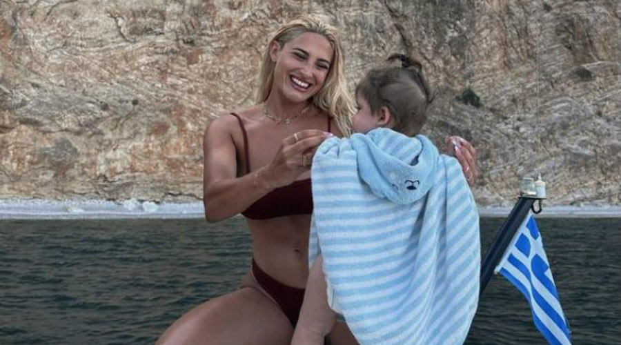 Ιωάννα Τούνη – Δημήτρης Αλεξάνδρου: Ο 9 μηνών μπέμπης τους ξεκίνησε μαθήματα κολύμβησης (Βίντεο)