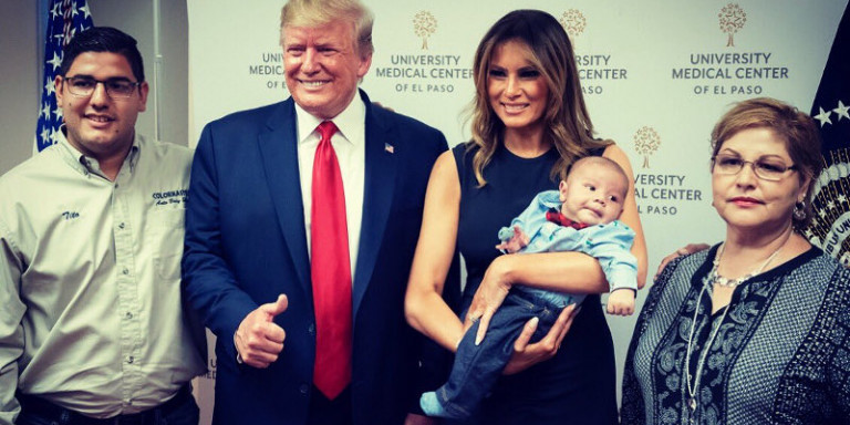 Σάλος με την φωτογραφία του Τραμπ να ποζάρει χαμογελαστός με ορφανό μωρό - ΦΩΤΟΓΡΑΦΙΕΣ 