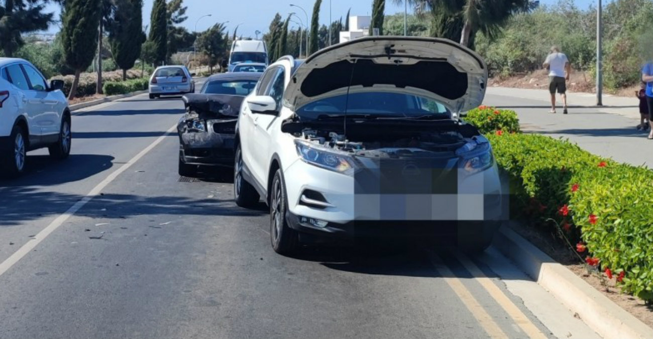 Καραμπόλα τριών οχημάτων προκάλεσε «πανικό» σε δρόμο του Πρωταρά - Φωτογραφίες από το σημείο