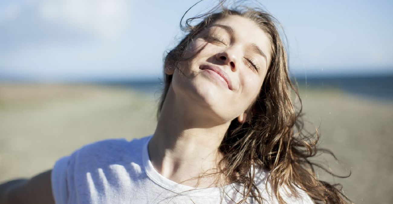 Ευτυχία: Ποιες ορμόνες την φέρνουν και πώς θα τις αυξήσουμε - Η διατροφή που βοηθά