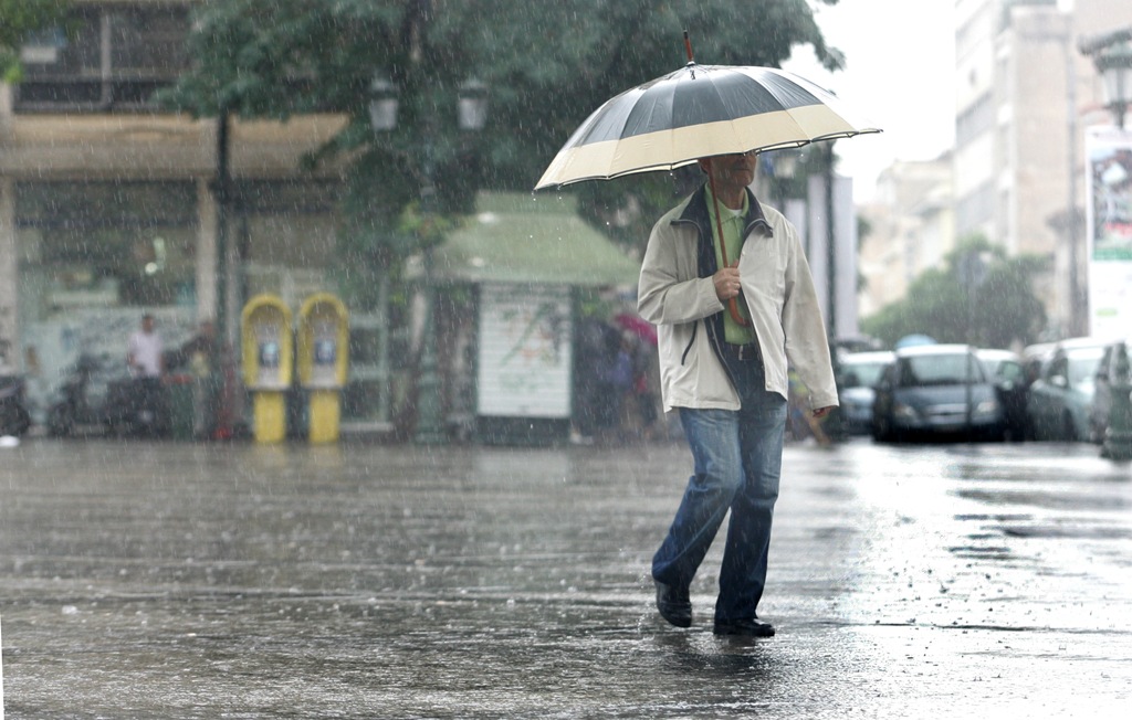 ΚΑΙΡΟΣ: Με μπουφάν και ομπρέλες θα κινηθούμε -  Διαβάστε τι καιρό θα κάνει παραμονές Πρωτοχρονιάς 