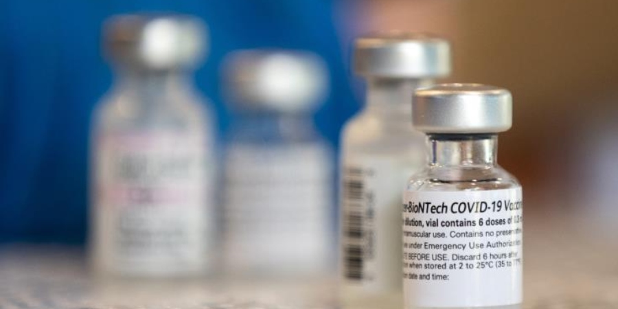 EMA: Ποια άτομα θα πρέπει να λάβουν την τρίτη δόση των εμβολίων Pfizer και Moderna
