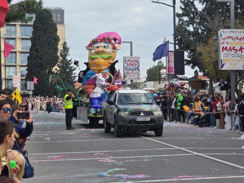 Mεγάλη καρναβαλίστικη παρέλαση της Πάφου: Γέμισαν οι δρόμοι με χρώμα, μουσική και αστείρευτο κέφι
