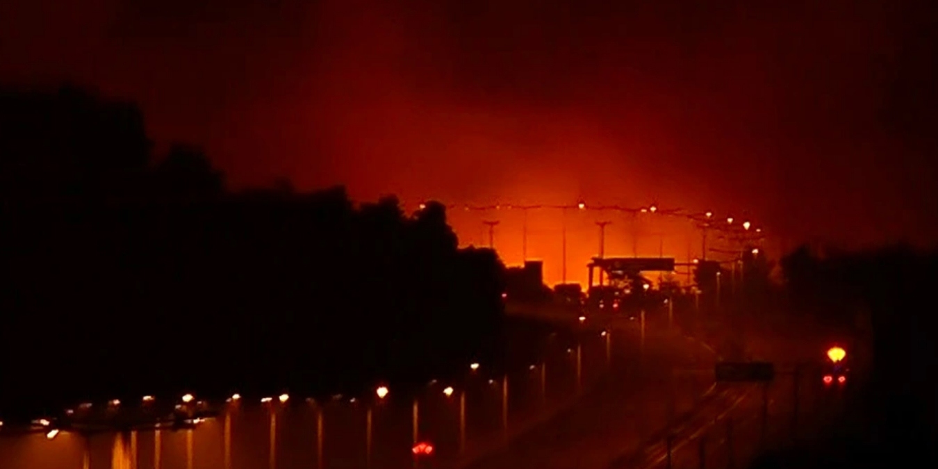 Φωτιά στη Βαρυμπόμπη: Δύο εθελοντές πυροσβέστες μεταφέρονται διασωληνωμένοι στην εντατική