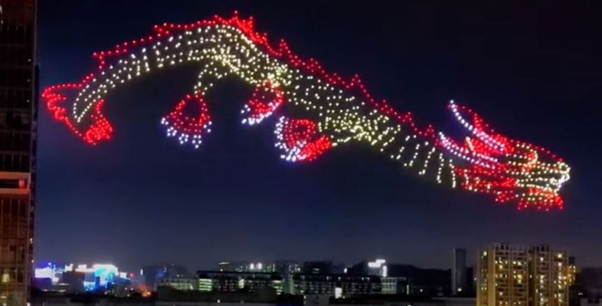 Εντυπωσιακό θέαμα στην Κίνα - Drone φώτισαν τον ουρανό και δημιούργησαν μοναδικά σχήματα