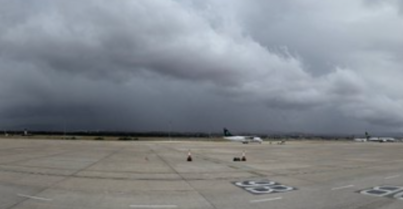 Χθες καταιγίδα, σήμερα καταγάλανος ουρανός - Oι εντυπωσιακές εικόνες πριν και μετά από το αεροδρόμιο Πάφου
