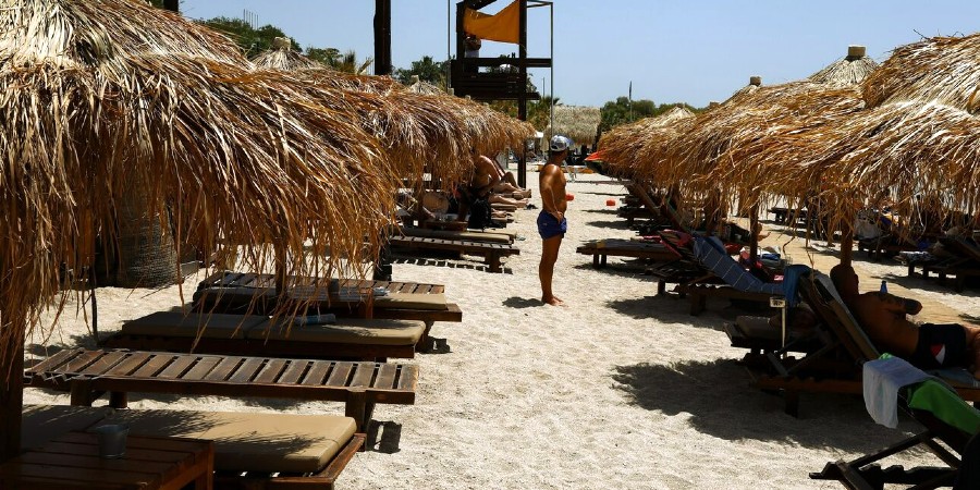 Πάτε διακοπές Ελλάδα; Δείτε πόσο πάει η ξαπλώστρα στις οργανωμένες παραλίες της Αττικής