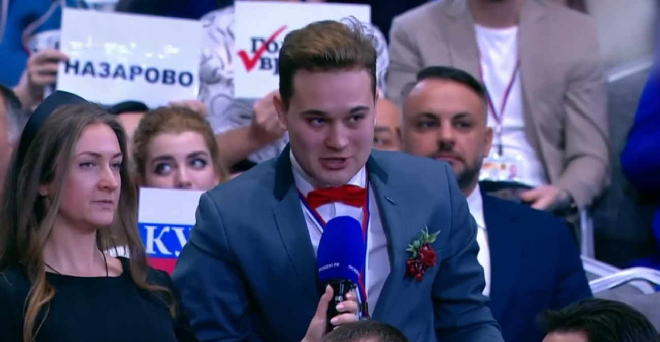 Βίντεο: Δημοσιογράφος έκανε πρόταση γάμου στην κοπέλα του κατά τη μαραθώνια συνέντευξη Τύπου του Πούτιν