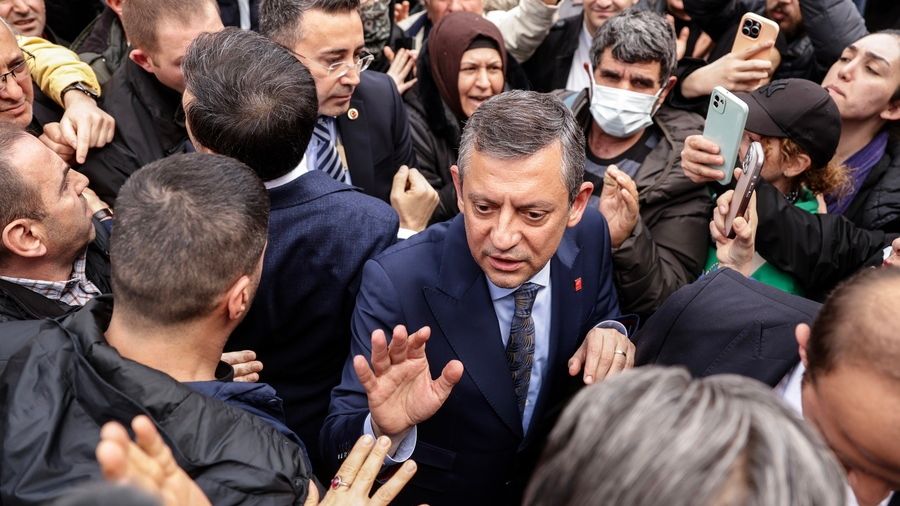 Video: Εδωσαν μπουνιά στο πρόσωπο στον πρόεδρο κόμματος της αξιωματικής αντιπολίτευσης στην Τουρκία 
