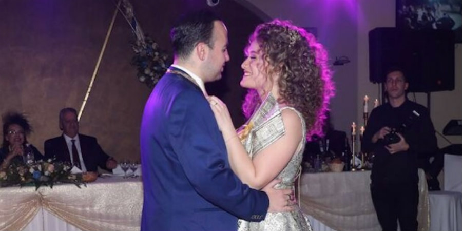 Μαυρίκιος Μαυρικίου - Ιλάειρα Ζήση: Ο πρώτος χορός του ζευγαριού στον αρραβώνα τους! Άστραψαν τα φλας (βίντεο)