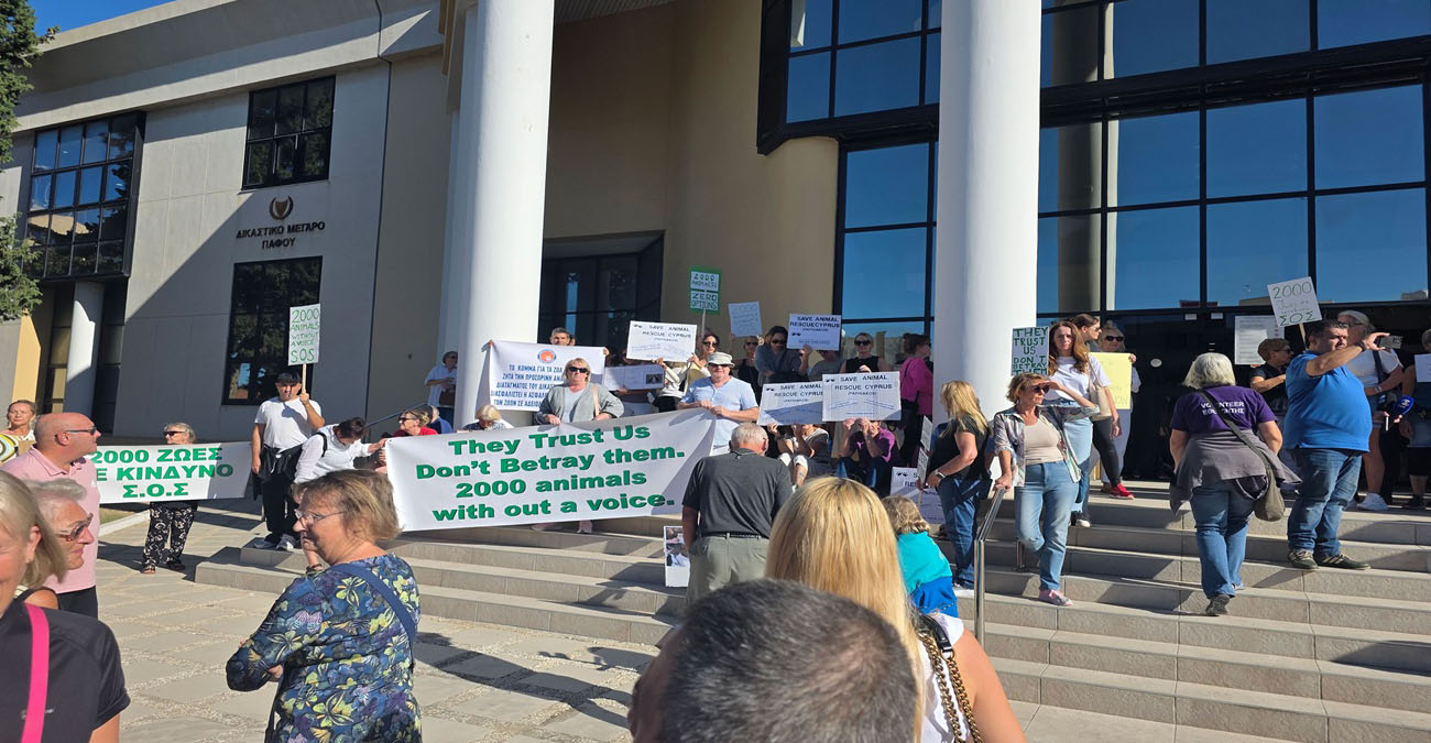 Δεκάδες φιλόζωοι έξω από το Δικαστήριο Πάφου - Διαμαρτύρονται για το κλείσιμο καταφυγίου 