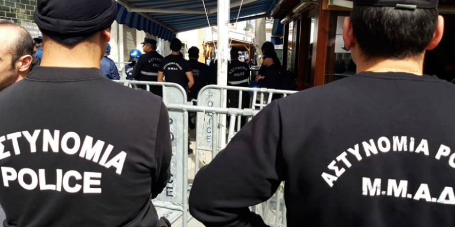 ΟΔΟΦΡΑΓΜΑ - ΛΗΔΡΑΣ: Ισχυρές αστυνομικές δυνάμεις στο σημείο - Μαζεύονται Τ/Κύπριοι διαδηλωτές - ΦΩΤΟΓΡΑΦΙΕΣ