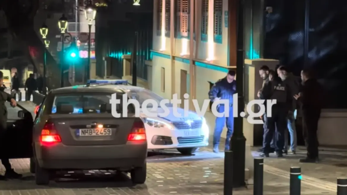 VIDEO: Επίθεση με μολότοφ σε περιπολικό πίσω από το τουρκικό προξενείο στη Θεσσαλονίκη