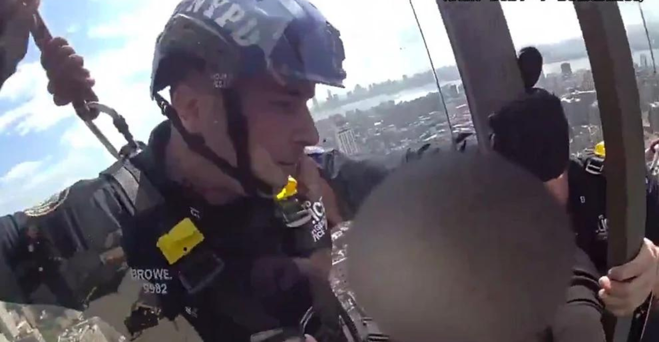 Αστυνομικοί σκαρφάλωσαν σε ουρανοξύστη 54 ορόφων και έσωσαν γυναίκα που ήταν έτοιμη να πέσει – Συγκλονιστικό βίντεο