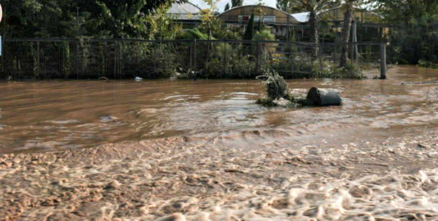 ΕΛΛΑΔΑ: Το νερό παρέσυρε και νεκροταφείο - Βγήκαν σοροί στους δρόμους από τα σπασμένα μνήματα