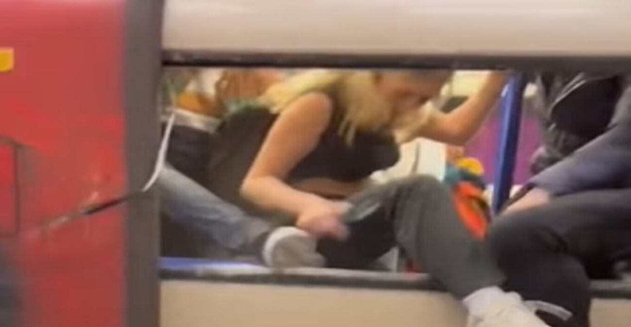 Λονδίνο: Πανικός στο μετρό - Επιβάτες προσπαθούσαν να σπάσουν τα παράθυρα βαγονιών λόγω φωτιάς - Βίντεο