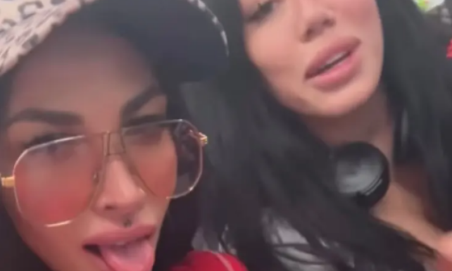 VIDEO: Μοντέλα του OnlyFans προκάλεσαν χάος σε πτήση - Όταν τις συνέλαβαν έκαναν... σπαγκάτο