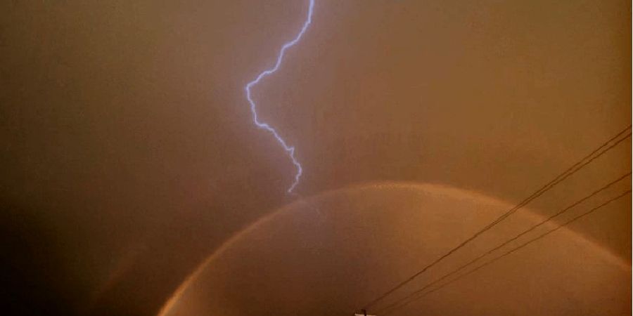 Απίστευτο: Δείτε τη στιγμή που ένας κεραυνός «πέφτει» πάνω σε ουράνιο τόξο - Βίντεο