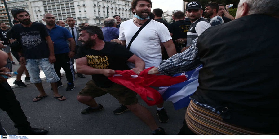 Αντίδραση Ακσόι για κάψιμο τουρκικής σημαίας στην Αθήνα