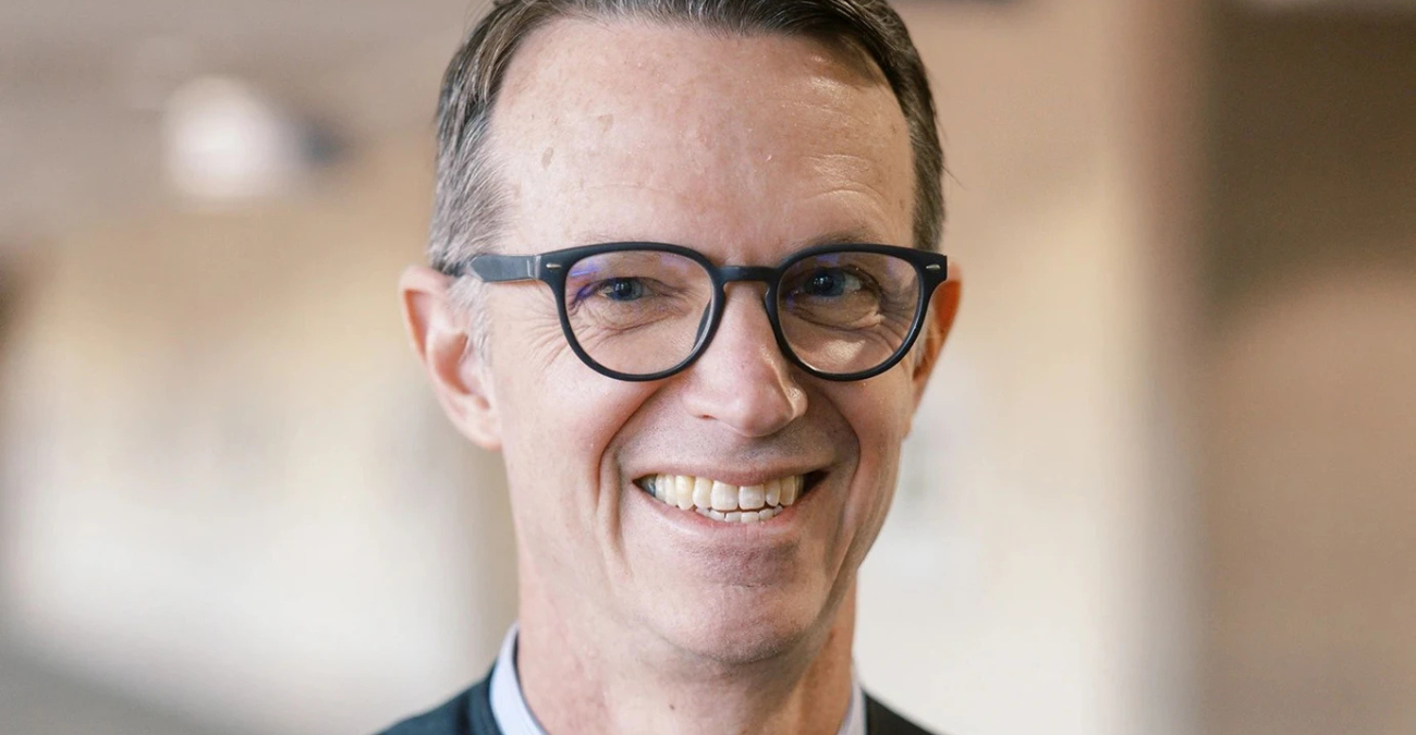 Ο ιδιόρρυθμος δικαστής έχασε τελικά τη δουλειά του – Φορούσε περούκα του Έλβις στο δικαστήριο και έβαζε τη μουσική του