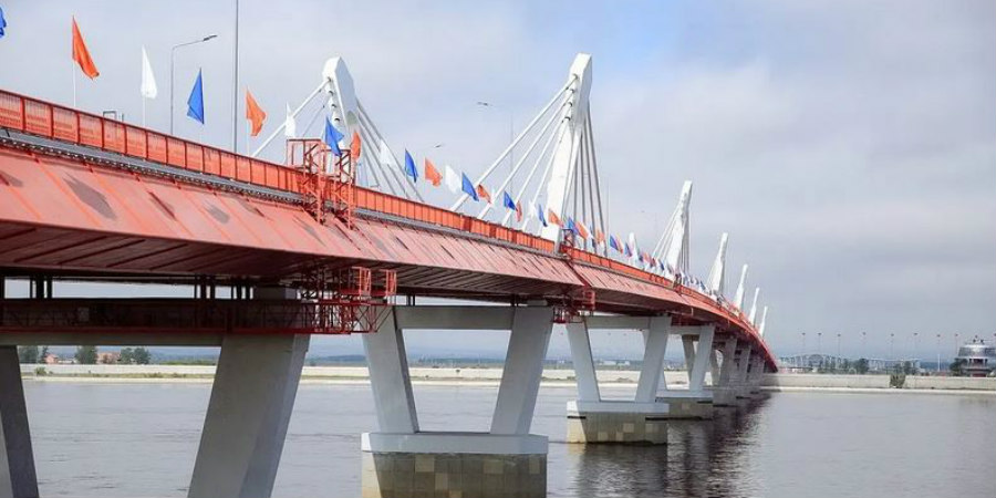 Ρωσία: Εγκαινιάστηκε η πρώτη γέφυρα που τη συνδέει οδικώς με την Κίνα