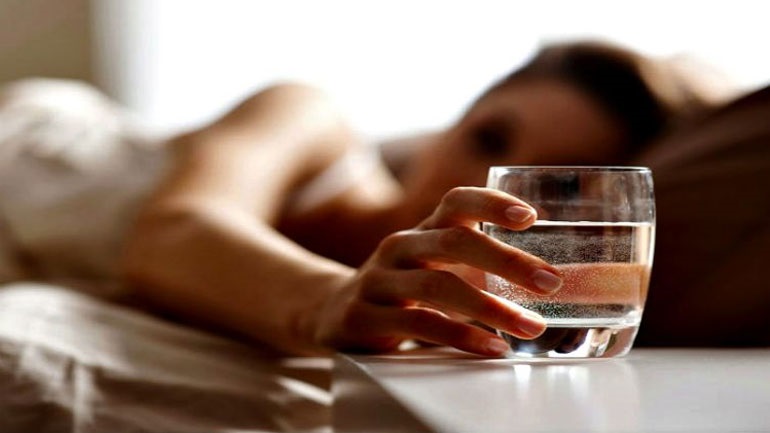 Ποτέ μην πιείτε νερό από ποτήρι που αφήνετε δίπλα σας τη νύχτα