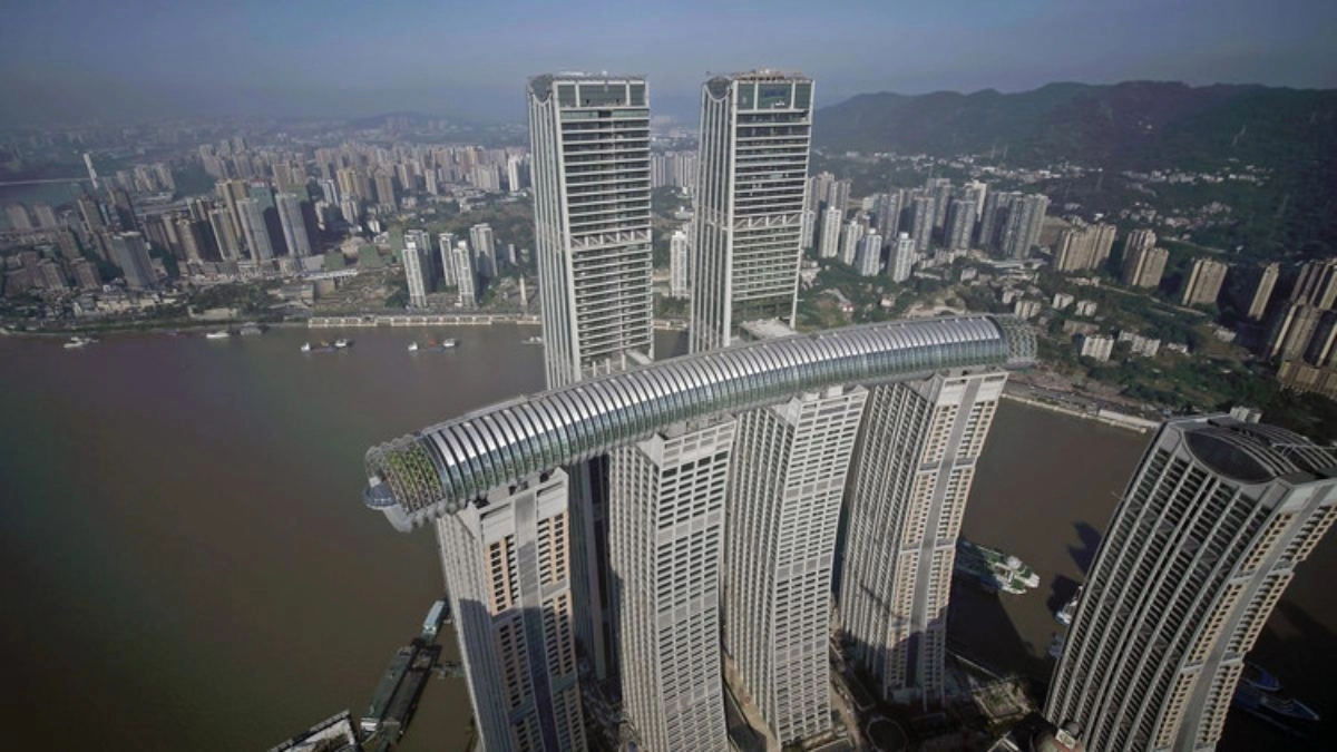 Ο «ξαπλωμένος» ουρανοξύστης της Κίνας: Κρέμεται στα 300 μέτρα και ζυγίζει παραπάνω από τον Πύργο του Άιφελ