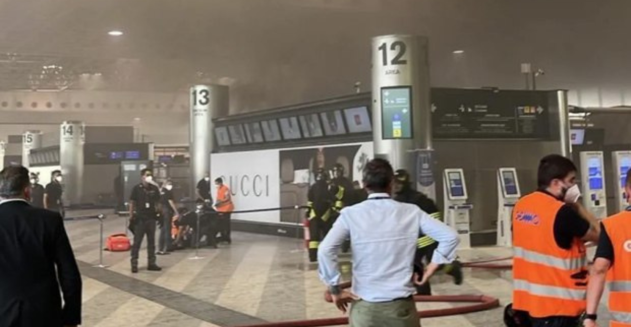 Ιταλία: Πανικός σε αεροδρόμιο του Μιλάνου – Άνδρας έβαλε φωτιά και έσπασε οθόνες