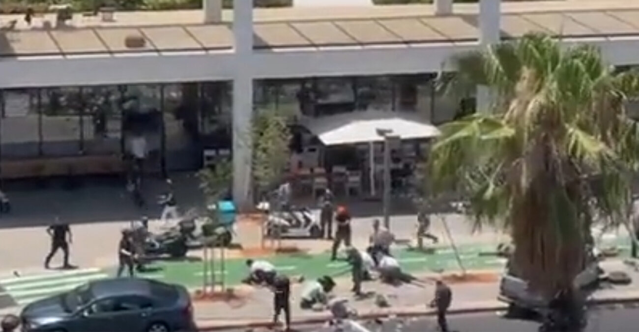 Συναγερμός στο Ισραήλ: Επίθεση με αυτοκίνητο και μαχαίρι στο Τελ Αβίβ - Δέκα τραυματίες - Βίντεο
