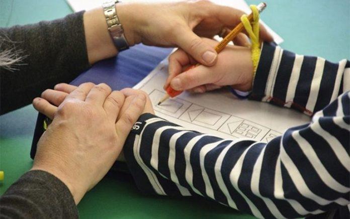 «Παιδιά χωρίς συνοδό, συνοδοί με €900»: Στη Βουλή η αναθεώρηση του θεσμού