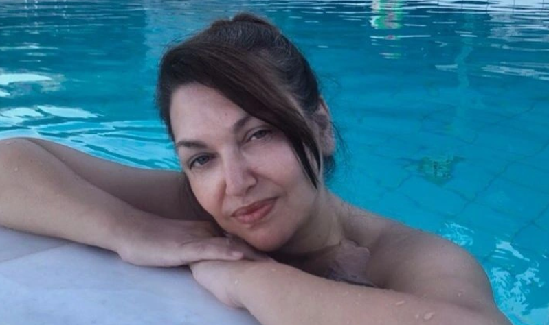 Καίτη Γαρμπή: Εντυπωσιακή και χαλαρή με μαύρο μπικίνι στην πισίνα