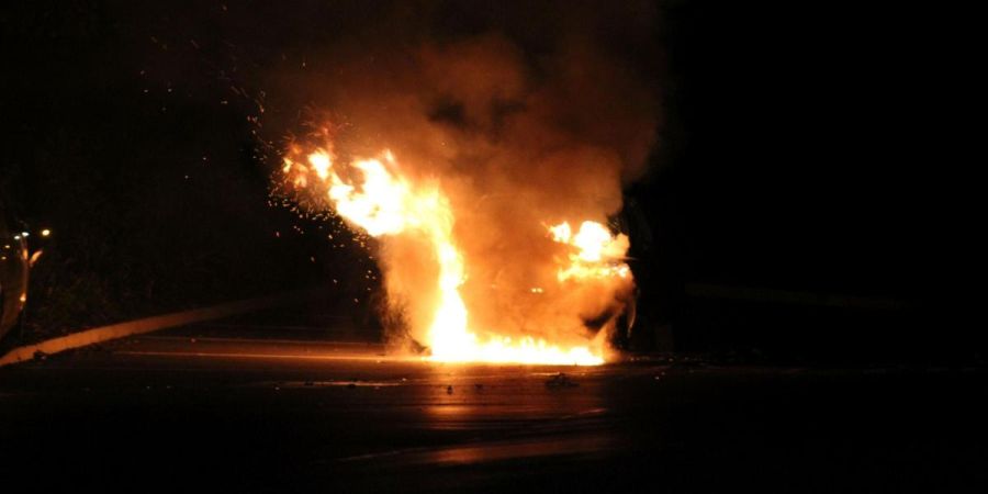 ΛΕΜΕΣΟΣ: Πυρκαγιά σε όχημα επιχειρηματία – Πυροσβεστική και Αστυνομία στη σκηνή