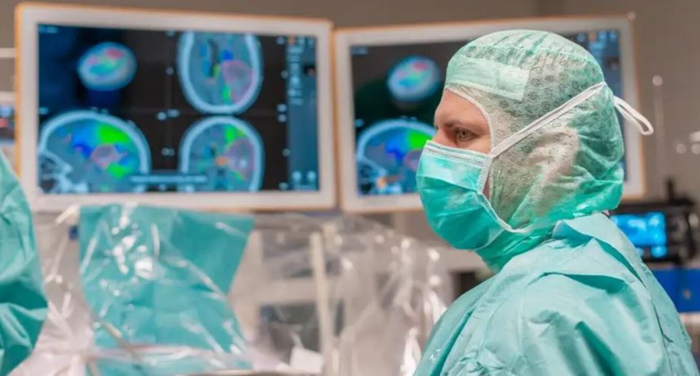 Αυτός είναι ο Έλληνας νευροχειρουργός που τα βάζει με τον καρκίνο εγκεφάλου