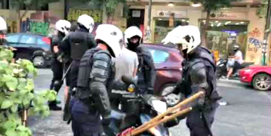 Χαμός με το video που δείχνει αστυνομικούς να βάζουν μολότοφ σε τσάντα -VIDEO