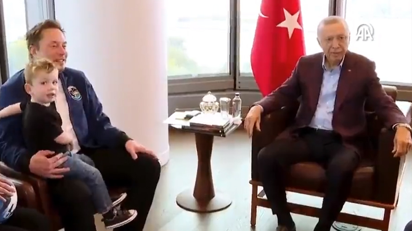 Έλον Μασκ: Με τον γιο του αγκαλιά συνάντησε τον Ερντογάν - «Πού είναι η γυναίκα σας;» ρώτησε ο Τούρκος πρόεδρος