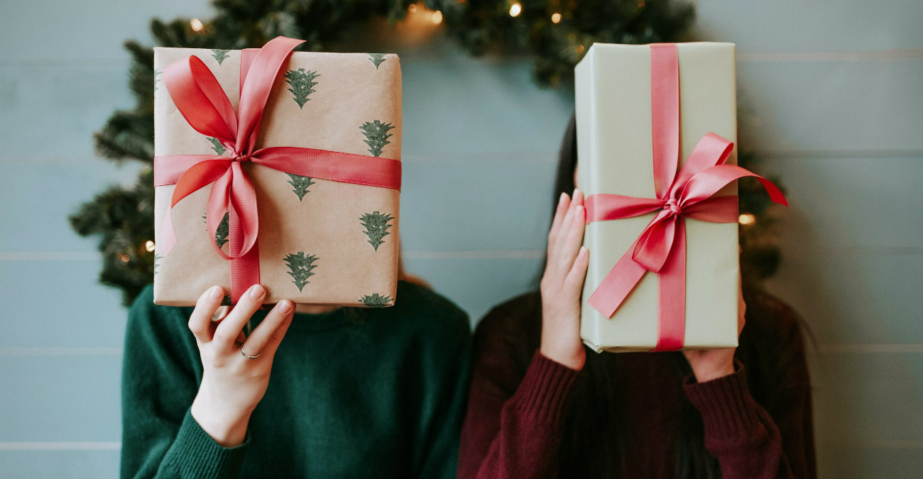 Χριστούγεννα: Αυτά είναι τα χειρότερα δώρα των εορτών – Από τα κέικ μέχρι τα… ψεύτικα χαμόγελα